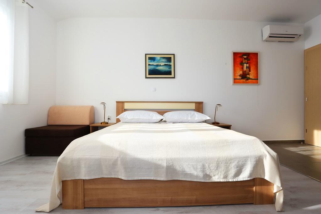 House Natali 70M From The Beach - Free Ev Top Up Rtina Bagian luar foto