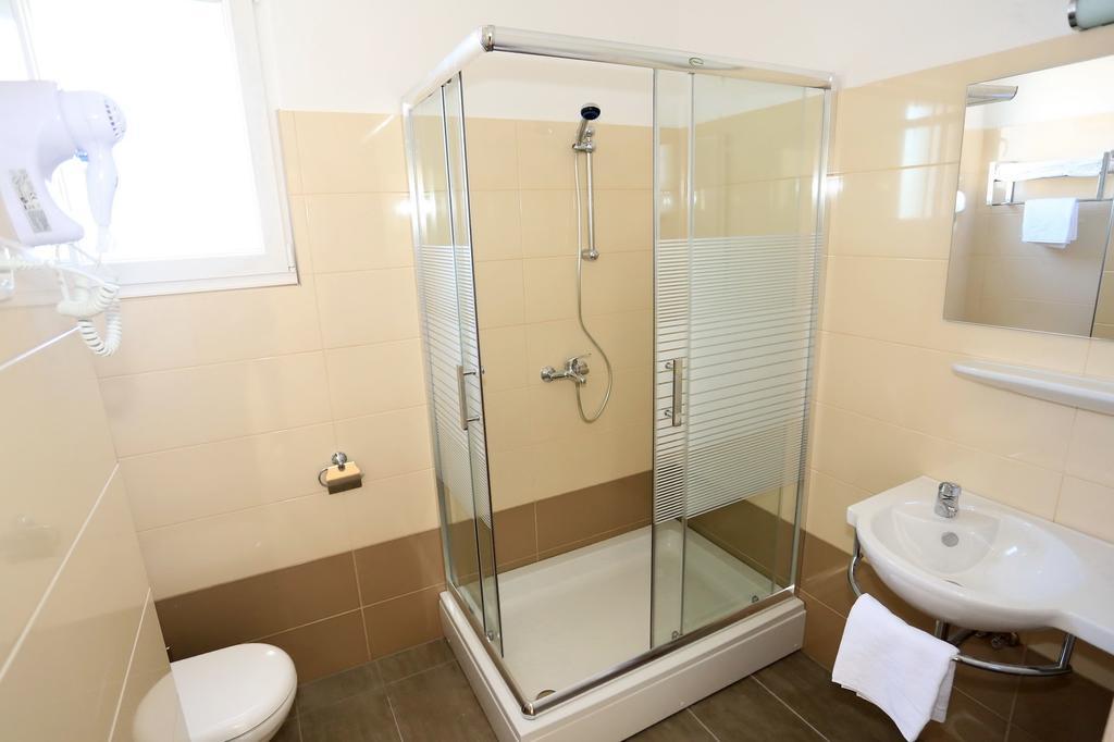 House Natali 70M From The Beach - Free Ev Top Up Rtina Bagian luar foto