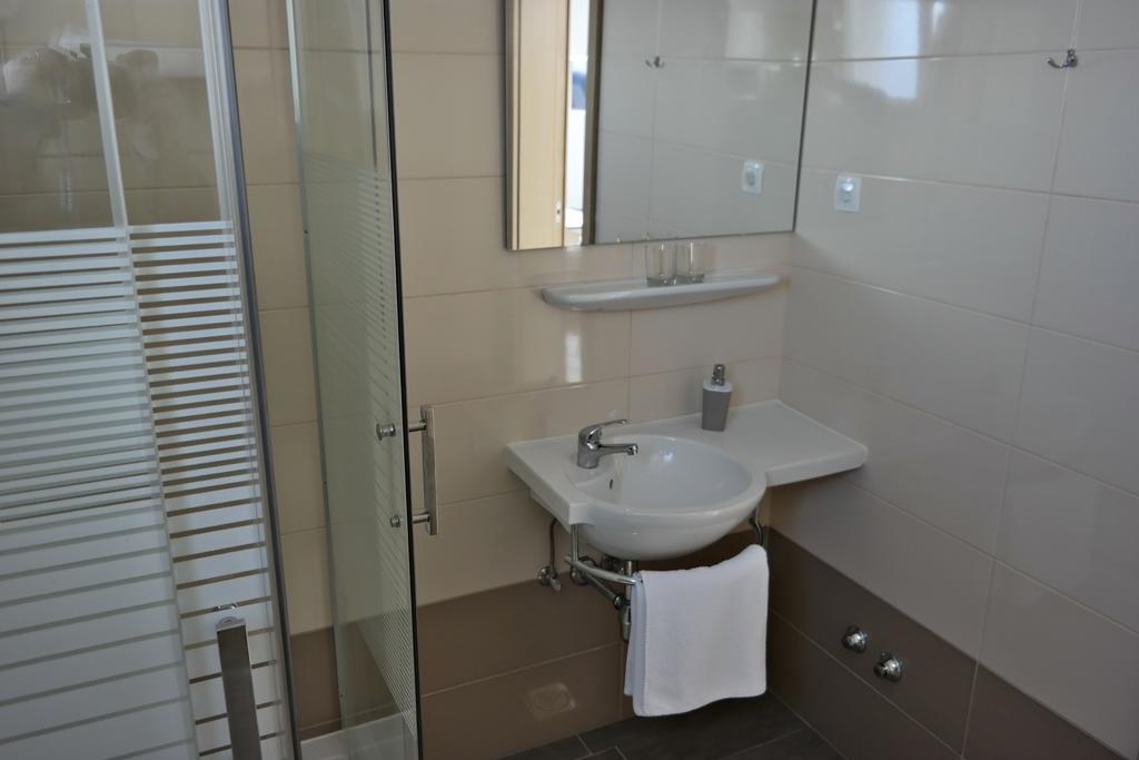 House Natali 70M From The Beach - Free Ev Top Up Rtina Bagian luar foto