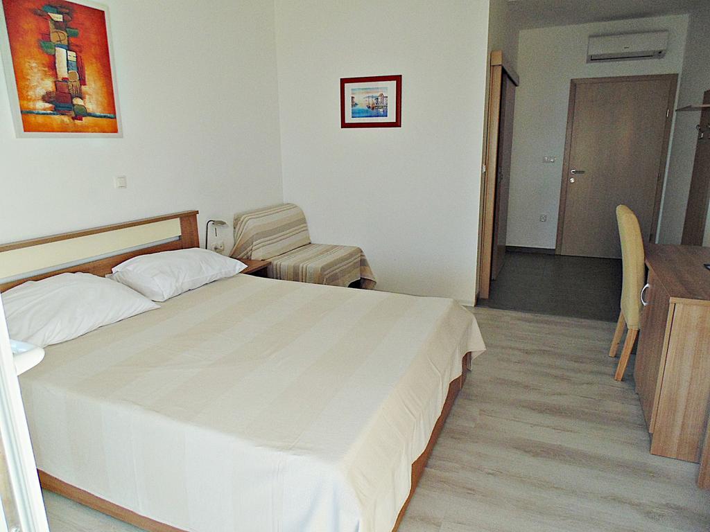 House Natali 70M From The Beach - Free Ev Top Up Rtina Bagian luar foto