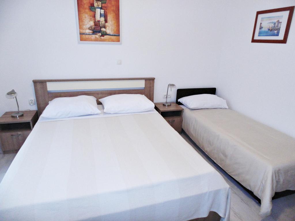 House Natali 70M From The Beach - Free Ev Top Up Rtina Bagian luar foto