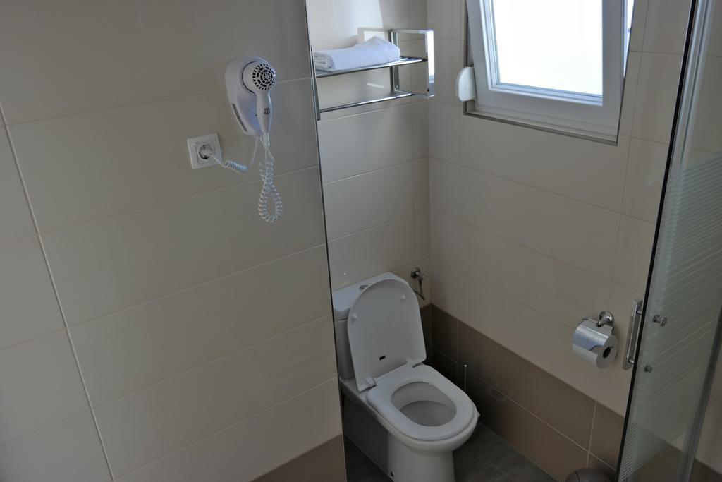 House Natali 70M From The Beach - Free Ev Top Up Rtina Bagian luar foto