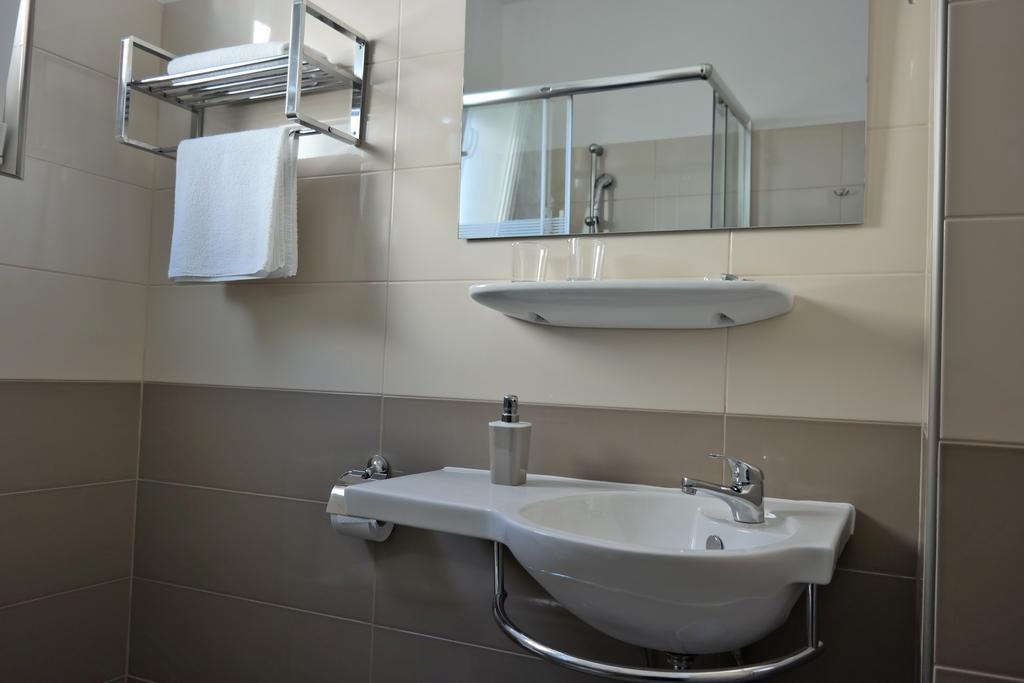 House Natali 70M From The Beach - Free Ev Top Up Rtina Bagian luar foto