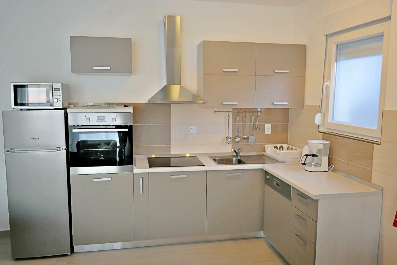 House Natali 70M From The Beach - Free Ev Top Up Rtina Bagian luar foto