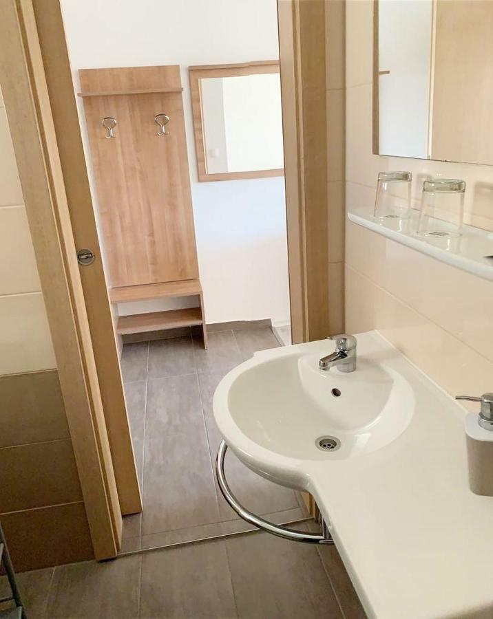 House Natali 70M From The Beach - Free Ev Top Up Rtina Bagian luar foto